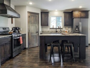 Kjøleskap, mikrobølgeovn, ovn og kokeplater