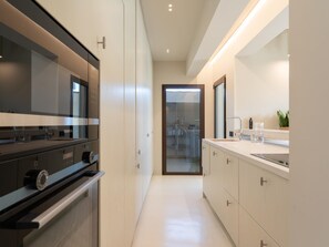 Kühlschrank, Mikrowelle, Ofen, Geschirrspüler