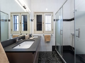 Shower, hair dryer, towels