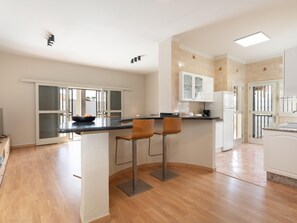 Geladeira, micro-ondas, lava-louças, cafeteira/chaleira