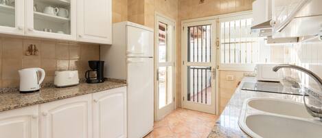 Refrigerador, microondas, lavavajillas, cafetera/tetera