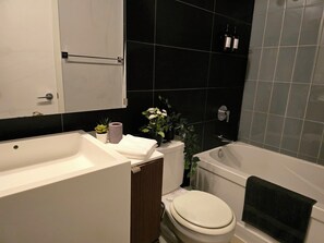 Sèche-cheveux, serviettes fournies, savon, shampoing