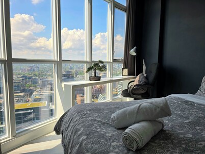 Modern High-Rise 1 BD Downtown Toronto Condo - With Parking & Balcony
