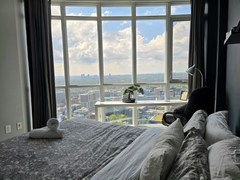 Modern High-rise 1 Bd Downtown Toronto Condo - With Parking & Balcony - Toronto