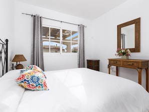 2 bedrooms, iron/ironing board, internet, bed sheets