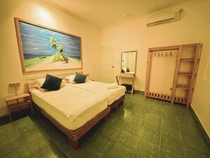 In-room safe, soundproofing, iron/ironing board, free WiFi