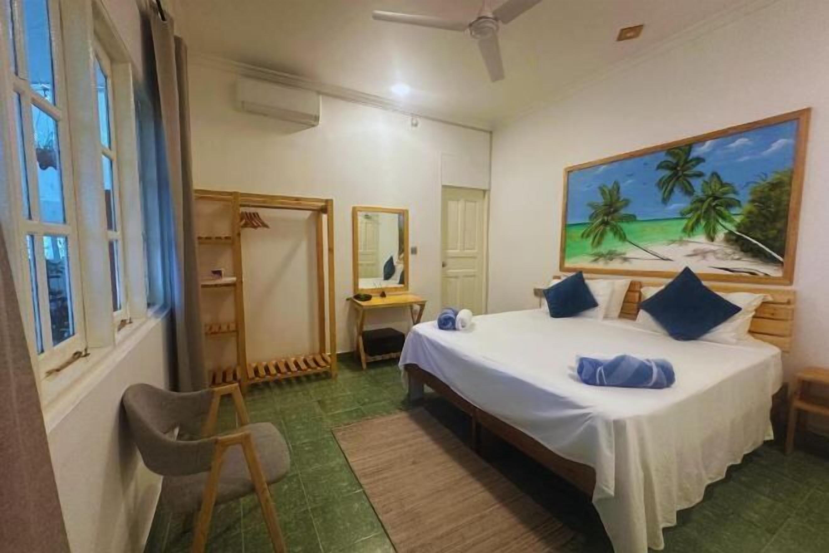 Een kluis op de kamer, geluiddichte muren, een strijkplank/strijkijzer