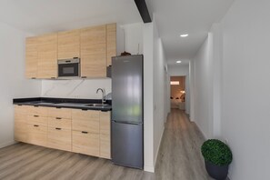 Frigorífico, microondas, placa de cocina y cafetera o tetera