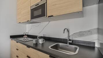 Een koelkast, een magnetron, een kookplaat