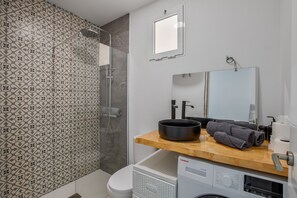 Regadera, secadora de cabello, toallas 