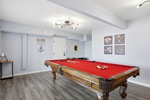 Games room - Sleeps 12, 16ft Water, Game Room, Hot Tub + MORE! (Milledgeville)