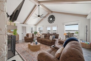 Smart TV, table tennis, offices - Sleeps 12, 16ft Water, Game Room, Hot Tub + MORE! (Milledgeville)