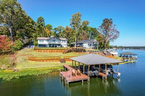 Exterior - Sleeps 12, 16ft Water, Game Room, Hot Tub + MORE! (Milledgeville)