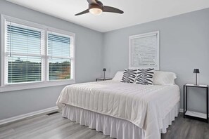 5 chambres, bureau, fer et planche à repasser, lit parapluie