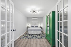 5 bedrooms, desk, iron/ironing board, travel cot - Sleeps 12, 16ft Water, Game Room, Hot Tub + MORE! (Milledgeville)