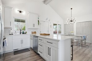 Fridge, microwave, oven, stovetop - Sleeps 12, 16ft Water, Game Room, Hot Tub + MORE! (Milledgeville)