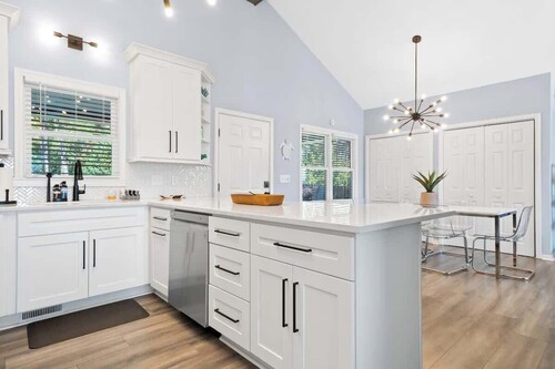 Sleeps 12, 16ft Water, Game Room, Hot Tub + MORE!