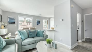 Een smart-tv, een computerscherm en een printer