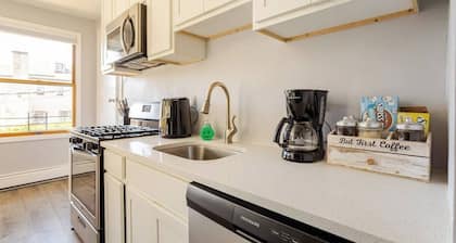 Charming 1-bedroom apartment with Balcony, WiFi, AC - 30 mins to NYC