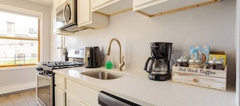 Charming 1-bedroom apartment with Balcony, WiFi, AC - 30 mins to NYC