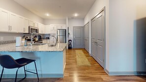 Mikrobølgeovn, ovn, kokeplater og oppvaskmaskin