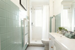 Een douche, een haardroger, handdoeken, zeep