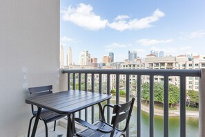 Outdoor dining - Blueground | The Views, pool, nr Canal (Dubai)