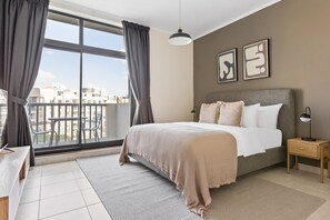 Iron/ironing board, WiFi, bed sheets - Blueground | The Views, pool, nr Canal (Dubai)