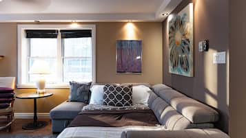 Smart TV, fireplace