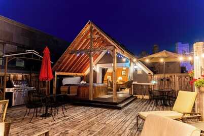 Downtown Oasis: Spacious 4BR Executive Loft with Rooftop Hot Tub