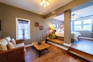 4 quartos, escrivaninha, ferros/tábuas de passar roupa, berço de viagem