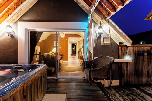 Downtown Oasis: Spacious 4BR Executive Loft with Rooftop Hot Tub