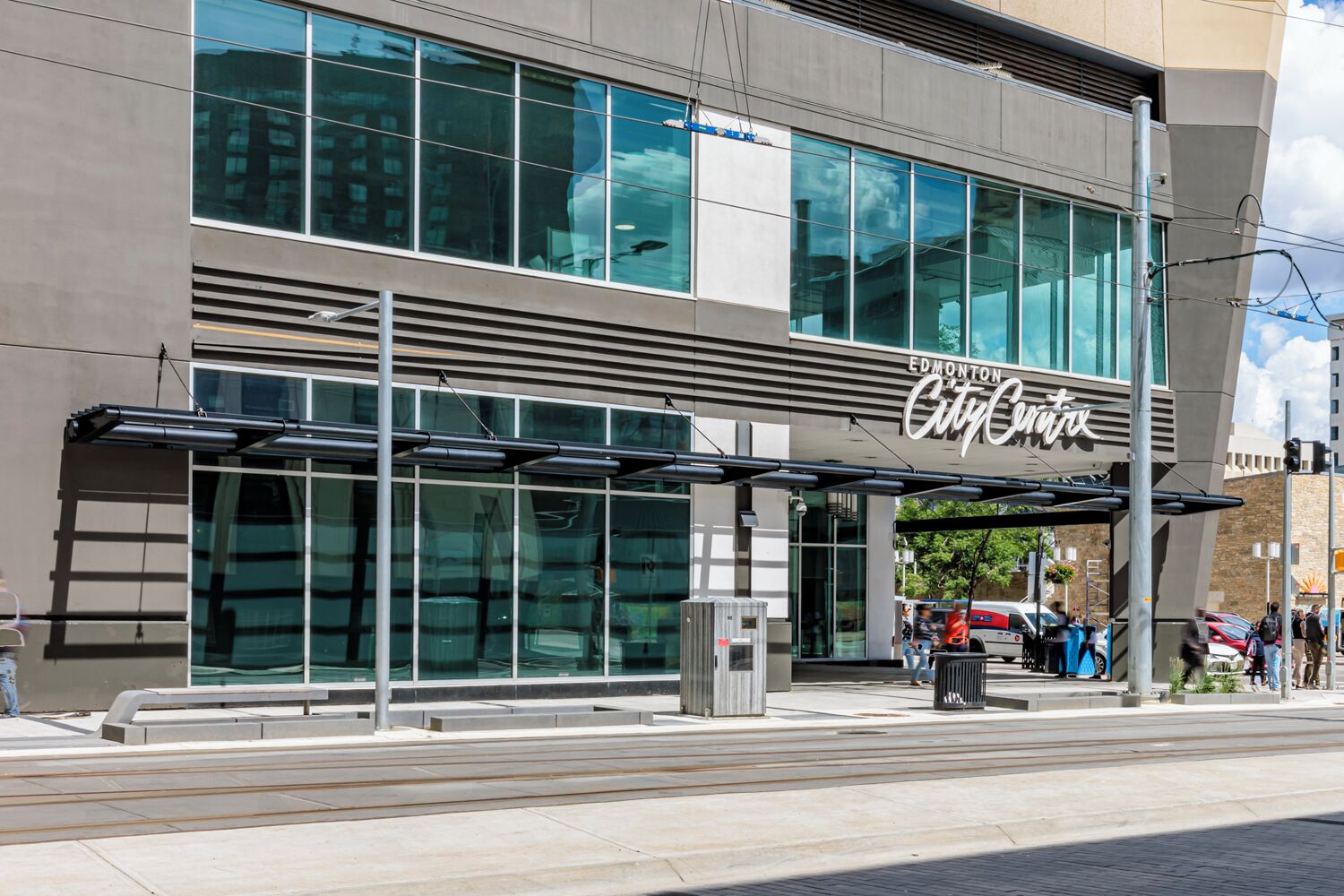 Un bâtiment moderne doté de grandes fenêtres et d’une enseigne bien visible indiquant « Edmonton City Centre ».