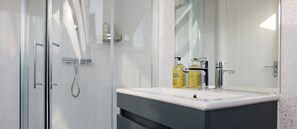Appartamento, 1 camera da letto | Bagno | Doccia, set di cortesia gratuito, asciugacapelli, asciugamani
