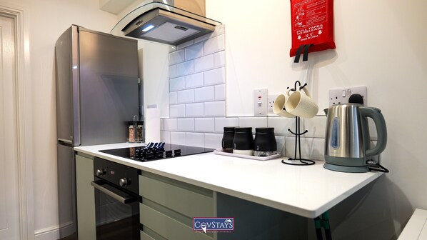 Full-sized fridge, microwave, oven, stovetop