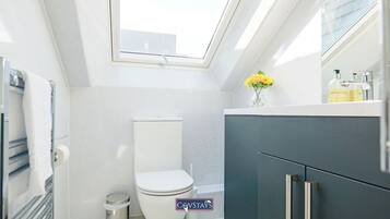 Deluxe Studio, 2 Single Beds | Bathroom