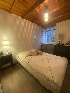 3 habitaciones y tabla de planchar con plancha 