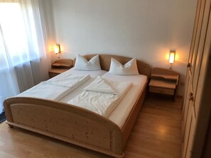 1 habitación, tabla de planchar con plancha, wifi y ropa de cama