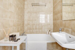 Shower, hair dryer, towels, shampoo - BM-Studio 2P Beaux Arts (Paris)
