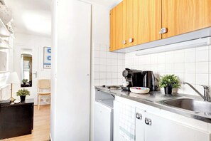 Réfrigérateur, four à micro-ondes, un four, surface de cuisson