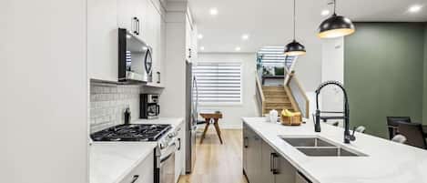 ثلاجة، ميكروويف، فرن، موقد طهي مسطح