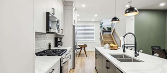 5 BDRM, 3 King Beds, Two Suites-Perfect Group Stay