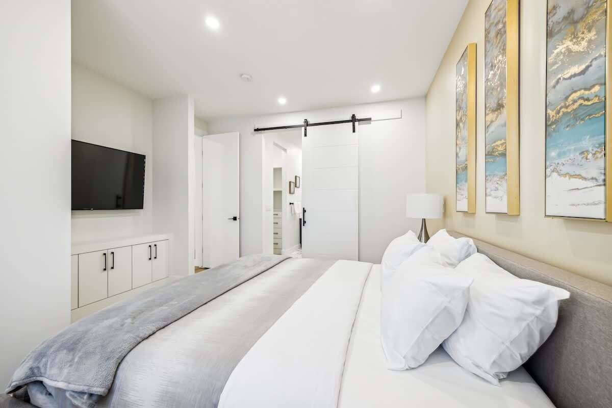 5 bedrooms, desk, iron/ironing board, travel crib