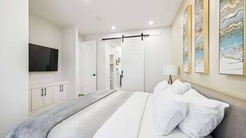 5 bedrooms, desk, iron/ironing board, travel crib