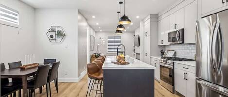 Kühlschrank, Mikrowelle, Ofen, Herdplatte