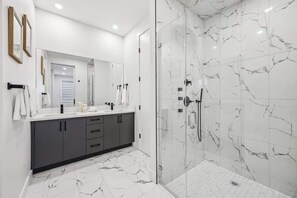 Shower, hair dryer, towels - Ultimate Group Stay, 3 King Beds, 2 Suites (Calgary)