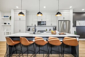 冰箱、微波炉、烤箱、炉灶