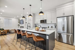 Refrigerador, microondas, horno, placa de cocina