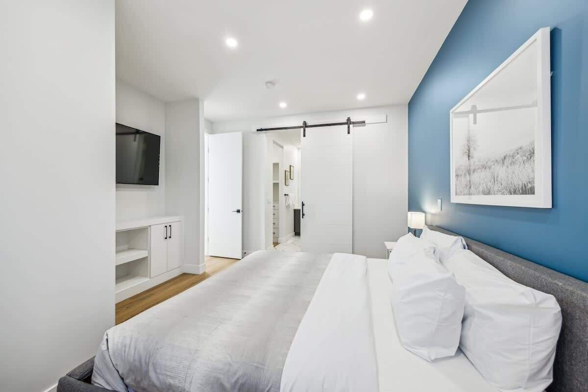 5 bedrooms, desk, iron/ironing board, travel crib