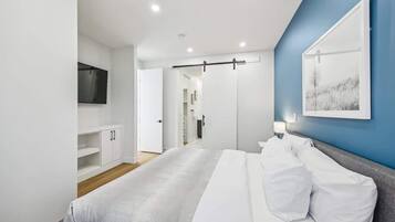 5 bedrooms, desk, iron/ironing board, travel crib